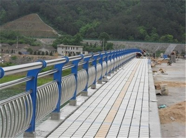 江西不锈钢桥梁护栏的特性及其在现代建筑中的应用